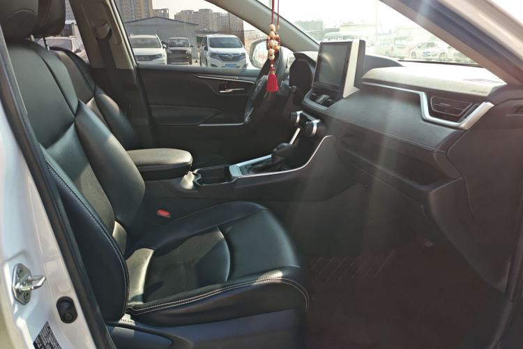 Used Toyota RAV4 2020 Dual-Engine 2.5L E-CVT Two-Wheel Drive Elite Edition Right Front Seat