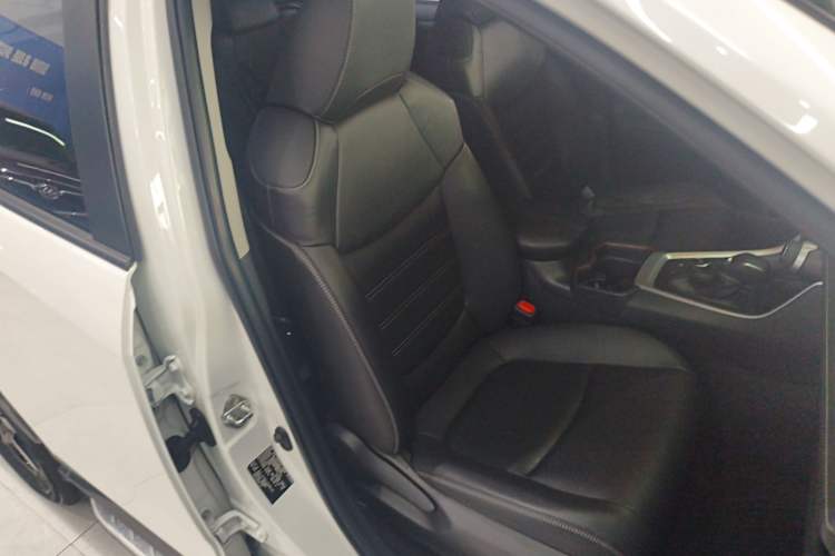 Used Toyota RAV4 2020 Dual-Engine 2.5L E-CVT 4x4 Elite PLUS Edition Right Front Seat