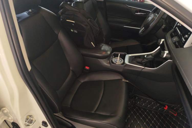 Used Toyota RAV4 2020 Dual-Engine 2.5L E-CVT Two-Wheel Drive Elite Edition Right Front Seat