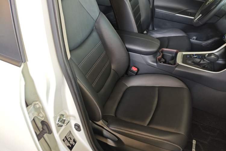 Used Toyota RAV4 2020 Dual-Engine 2.5L E-CVT 4x4 Elite PLUS Edition Right Front Seat