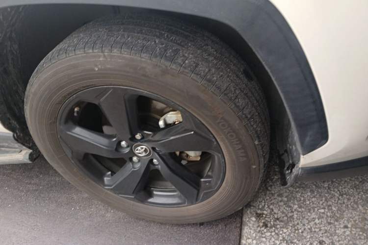 Used Toyota RAV4 2020 Dual-Engine 2.5L E-CVT 4x4 Elite PLUS Edition Right Front Wheel Hub
