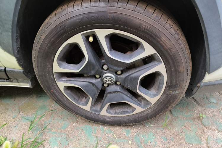 Used Toyota RAV4 2020 2.0L CVT Two-Wheel Drive Prestige Edition Right Front Wheel Hub