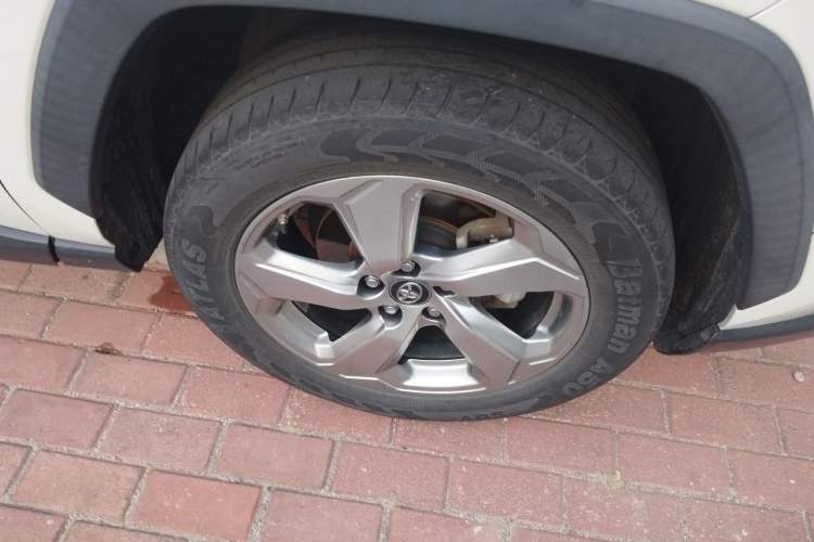 Used Toyota RAV4 2020 2.0L CVT 4x4 Style PLUS Edition Right Front Wheel Hub