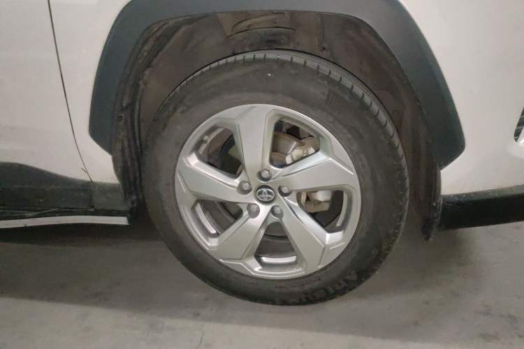 Used Toyota RAV4 2020 2.0L CVT 4x4 Style PLUS Edition Right Front Wheel Hub