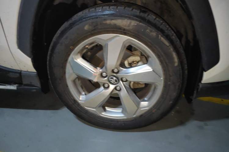 Used Toyota RAV4 2020 2.0L CVT 4x4 Style PLUS Edition Right Front Wheel Hub