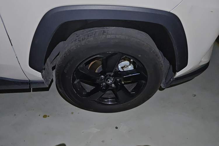 Used Toyota RAV4 2020 Dual-Engine 2.5L E-CVT 4x4 Elite PLUS Edition Right Front Wheel Hub