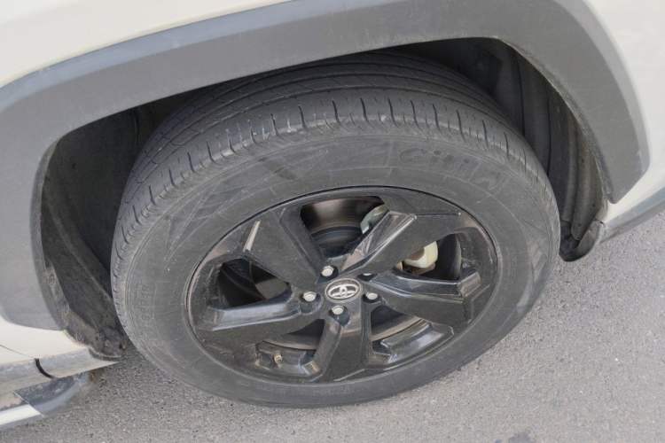 Used Toyota RAV4 2020 Dual-Engine 2.5L E-CVT 4x4 Elite PLUS Edition Right Front Wheel Hub