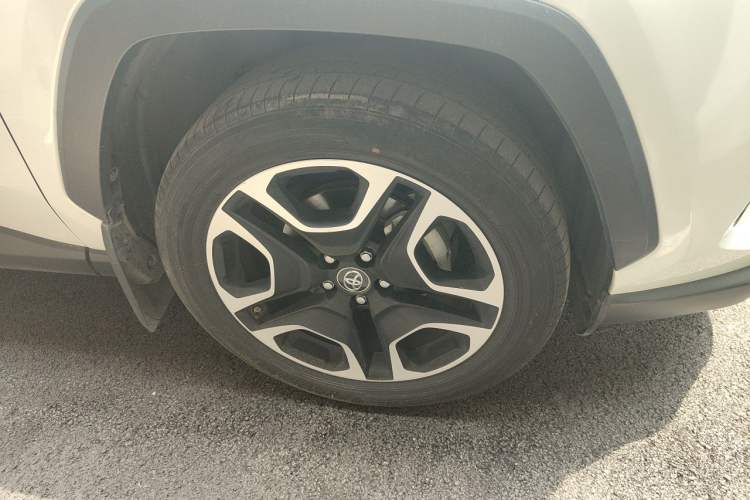 Used Toyota RAV4 2020 2.0L CVT Two-Wheel Drive Prestige Edition Right Front Wheel Hub