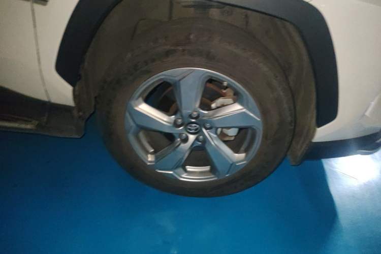 Used Toyota RAV4 2020 2.0L CVT 4x4 Style PLUS Edition Right Front Wheel Hub
