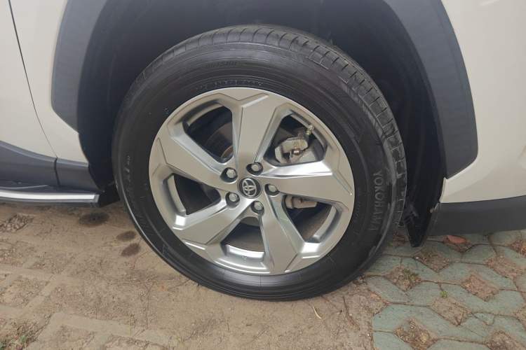 Used Toyota RAV4 2020 2.0L CVT 4x4 Style PLUS Edition Right Front Wheel Hub