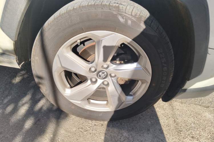 Used Toyota RAV4 2020 2.0L CVT 4x4 Trend Edition Right Front Wheel Hub