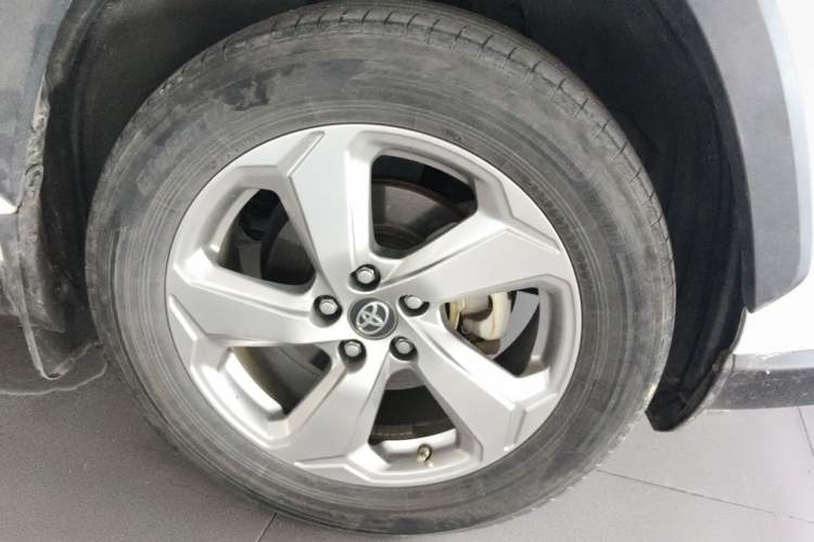 Used Toyota RAV4 2020 2.0L CVT 4x4 Trend Edition Right Front Wheel Hub