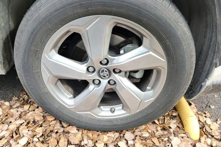 Used Toyota RAV4 2020 2.0L CVT 4x4 Trend Edition Right Front Wheel Hub