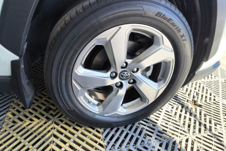 Used Toyota RAV4 2020 2.0L CVT 4x4 Trend Edition Right Front Wheel Hub