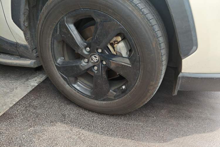 Used Toyota RAV4 2020 Dual-Engine 2.5L E-CVT 4x4 Elite PLUS Edition Right Front Wheel Hub