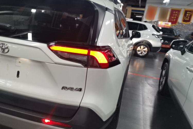 Used Toyota RAV4 2020 2.0L CVT Two-Wheel Drive Fashion Edition Right Rear Taillight