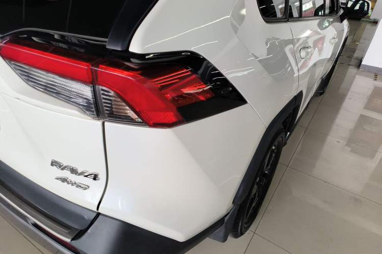 Used Toyota RAV4 2020 Dual-Engine 2.5L E-CVT 4x4 Elite PLUS Edition Right Rear Taillight