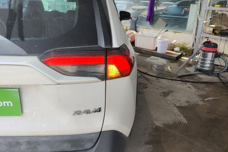 Used Toyota RAV4 2020 2.0L CVT Two-Wheel Drive Fashion Edition Right Rear Taillight