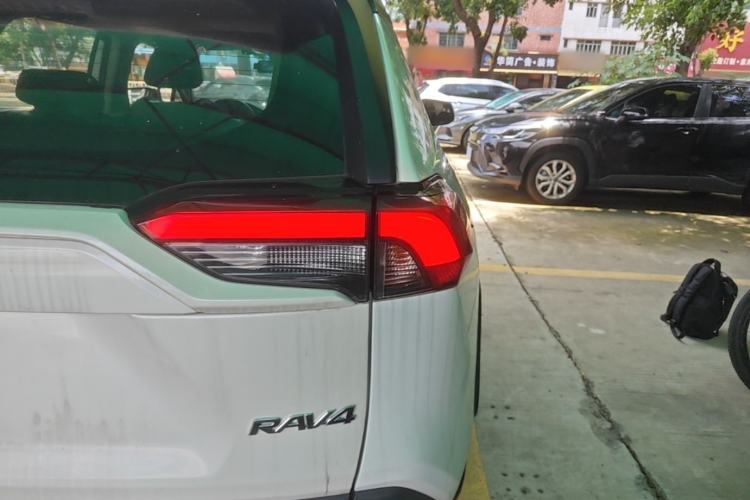 Used Toyota RAV4 2020 2.0L CVT Two-Wheel Drive Fashion Edition Right Rear Taillight