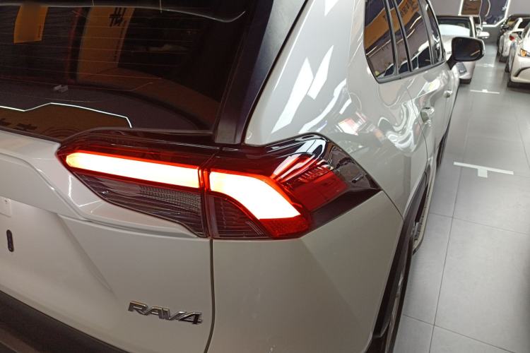 Used Toyota RAV4 2020 2.0L CVT Two-Wheel Drive Fashion Edition Right Rear Taillight