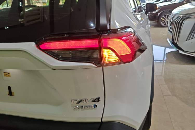 Used Toyota RAV4 2020 Dual-Engine 2.5L E-CVT 4x4 Elite PLUS Edition Right Rear Taillight