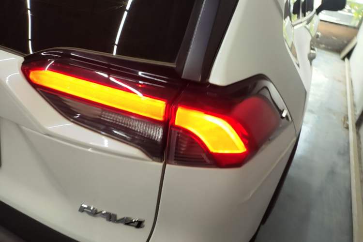 Used Toyota RAV4 2020 2.0L CVT Two-Wheel Drive Fashion Edition Right Rear Taillight