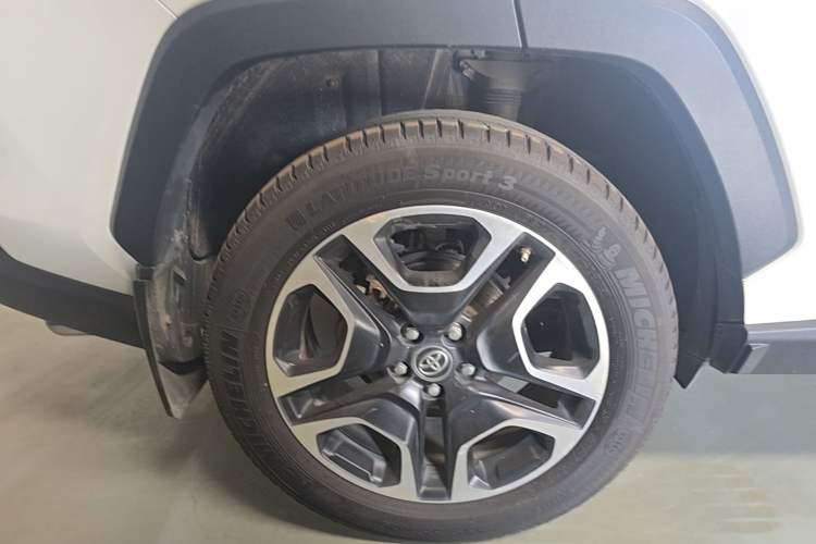 Used Toyota RAV4 2020 2.0L CVT Two-Wheel Drive Prestige Edition Right Rear Wheel Hub