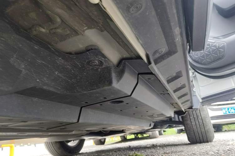 Used Toyota RAV4 2020 2.0L CVT Two-Wheel Drive Urban Edition Right Side Sill