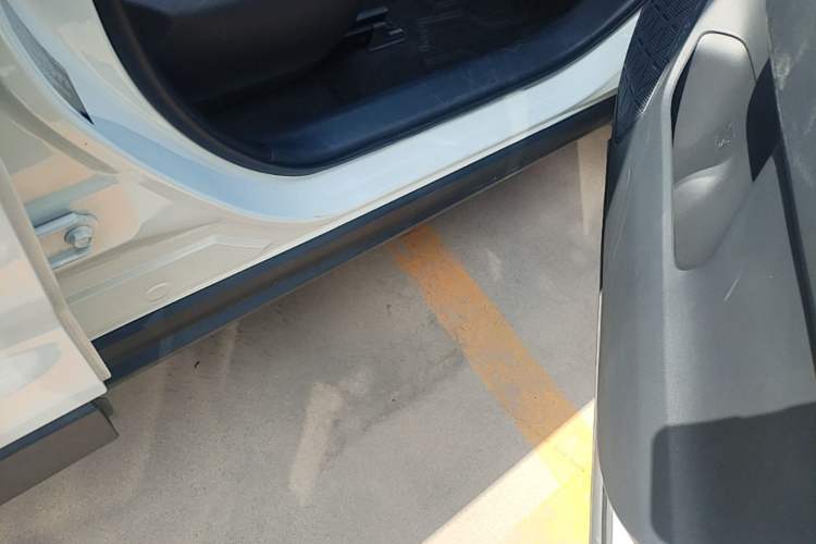 Used Toyota RAV4 2020 2.0L CVT Two-Wheel Drive Fashion PLUS Edition Right Side Sill