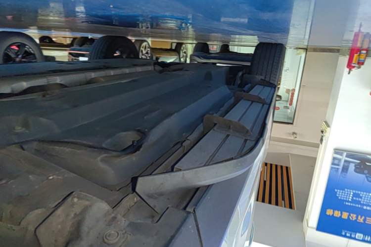 Used Toyota RAV4 2020 2.0L CVT Two-Wheel Drive Prestige Edition Right Side Sill