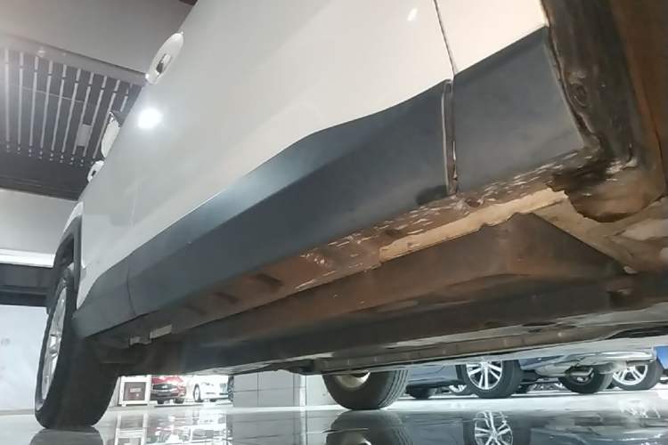 Used Toyota RAV4 2020 2.0L CVT Two-Wheel Drive Urban Edition Right Side Sill