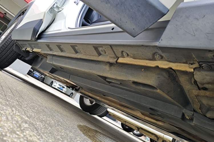 Used Toyota RAV4 2020 2.0L CVT 4x4 Trend Edition Right Side Sill