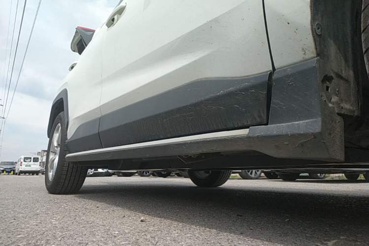 Used Toyota RAV4 2020 2.0L CVT 4x4 Trend Edition Right Side Sill