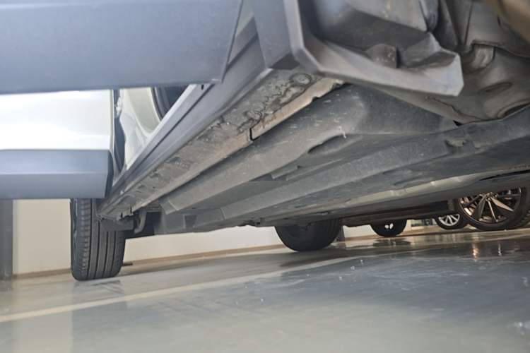 Used Toyota RAV4 2020 2.0L CVT Two-Wheel Drive Prestige Edition Right Side Sill