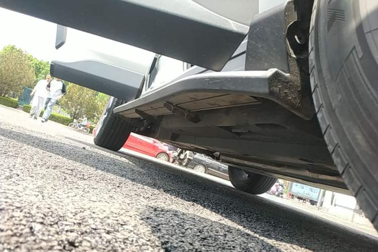 Used Toyota RAV4 2020 2.0L CVT Four-Wheel Drive Prestige Edition Right Side Sill
