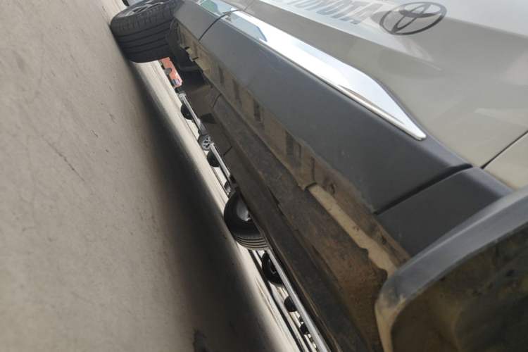 Used Toyota RAV4 2020 2.0L CVT Four-Wheel Drive Prestige Edition Right Side Sill