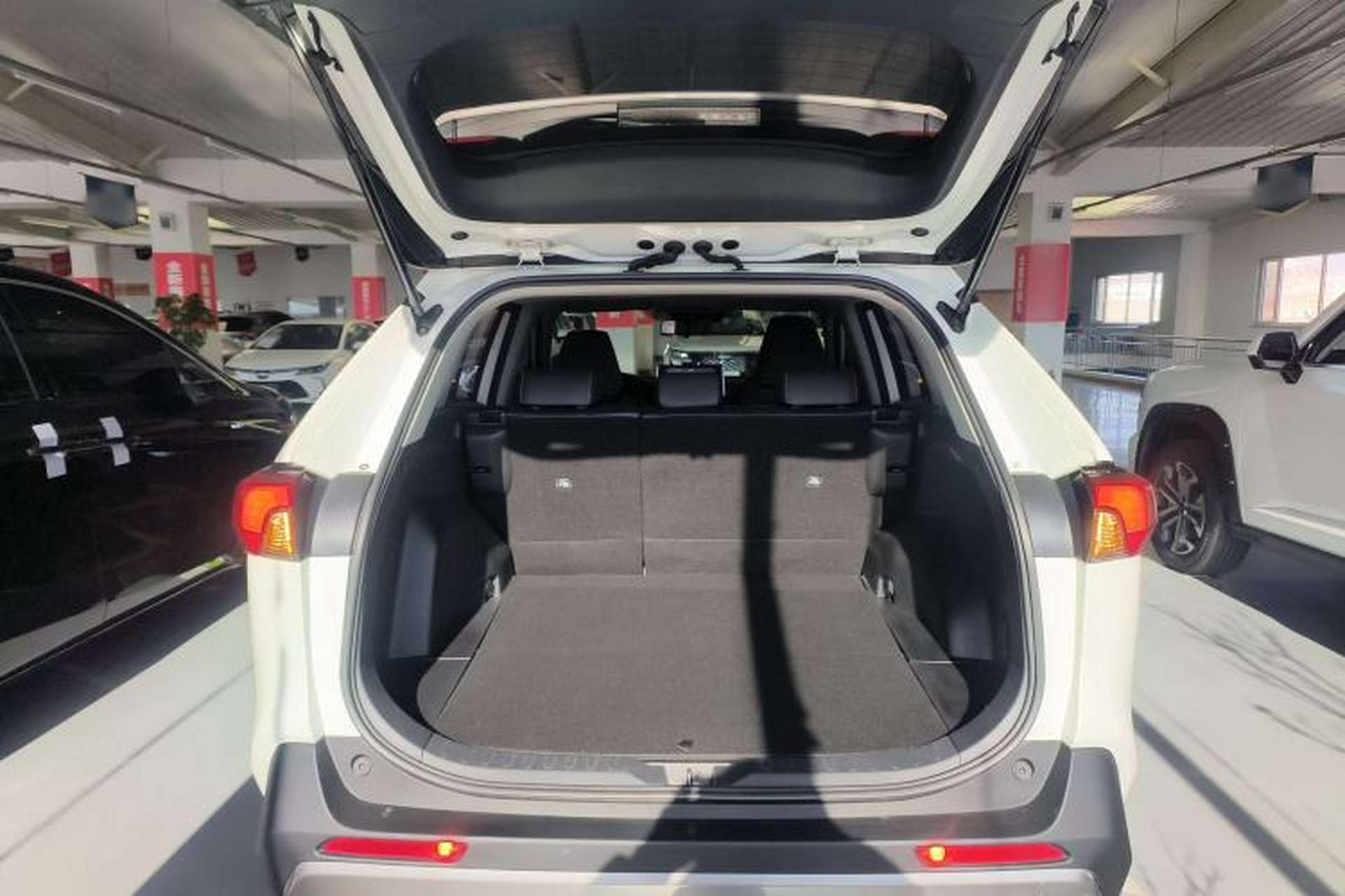 Used Toyota RAV4 2020 Dual-Engine 2.5L E-CVT 4x4 Elite PLUS Edition Trunk
