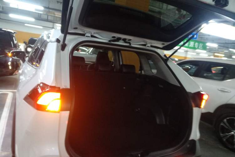 Used Toyota RAV4 2020 2.0L CVT 4x4 Trend Edition Trunk