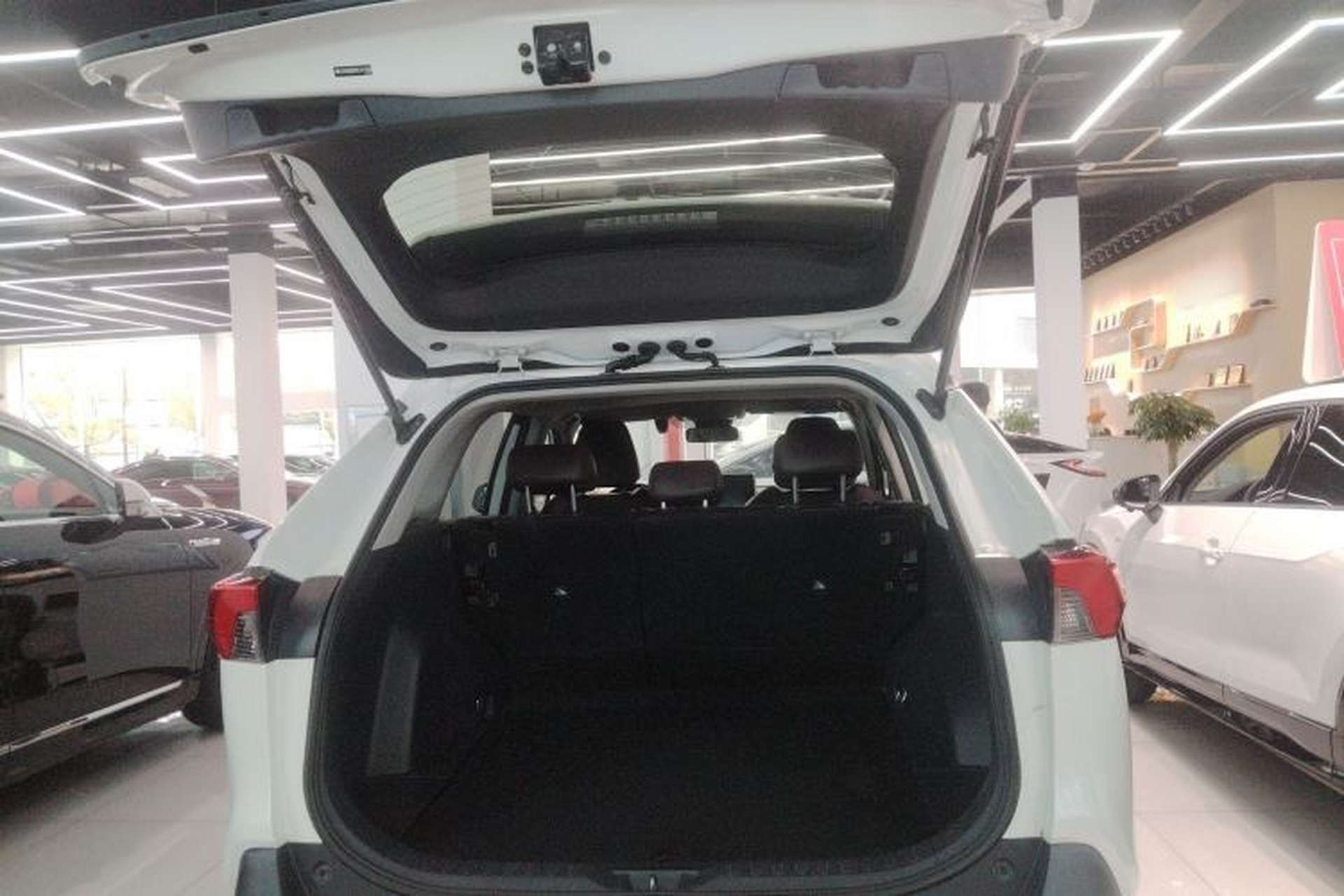 Used Toyota RAV4 2020 2.0L CVT Two-Wheel Drive Fashion Edition Trunk
