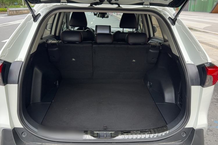 Used Toyota RAV4 2020 2.0L CVT 4x4 Trend Edition Trunk