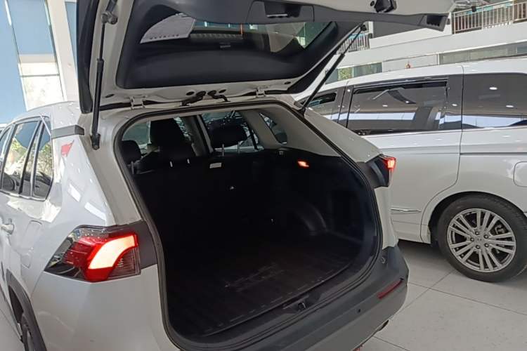 Used Toyota RAV4 2020 2.0L CVT Two-Wheel Drive Fashion Edition Trunk