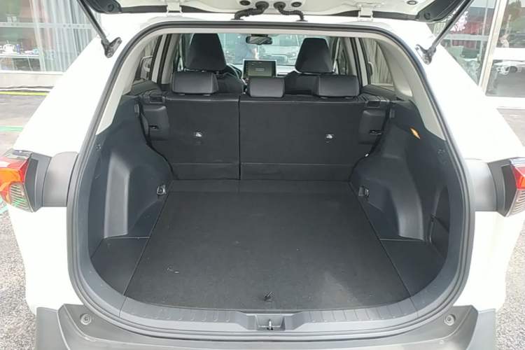 Used Toyota RAV4 2020 2.0L CVT Four-Wheel Drive Prestige Edition Trunk