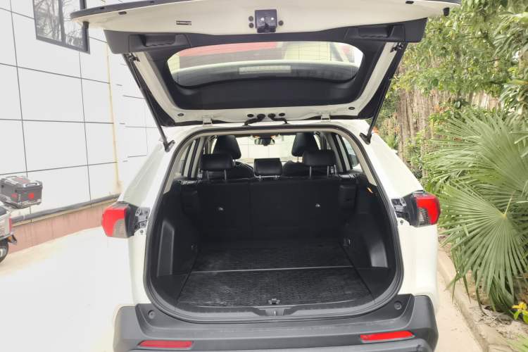 Used Toyota RAV4 2020 2.0L CVT Two-Wheel Drive Fashion Edition Trunk