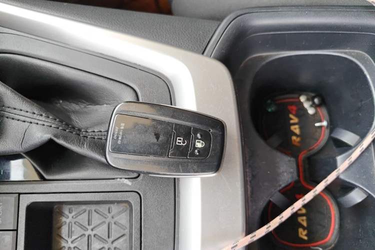 Used Toyota RAV4 2020 2.0L CVT Two-Wheel Drive Fashion Edition Vehicle Key