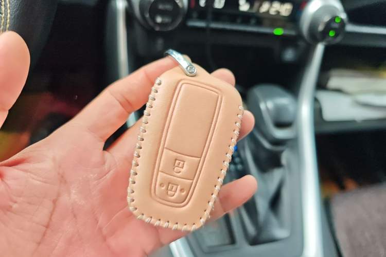 Used Toyota RAV4 2020 2.0L CVT Two-Wheel Drive Fashion Edition Vehicle Key