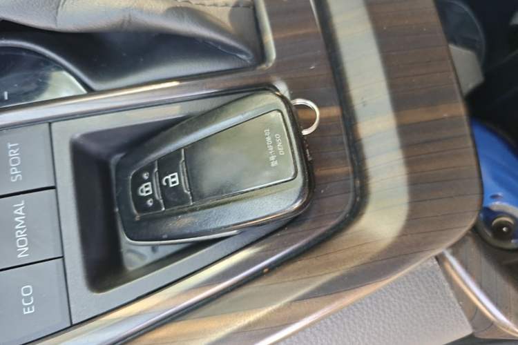 Used Toyota RAV4 2020 2.0L CVT Two-Wheel Drive Fashion Edition Vehicle Key