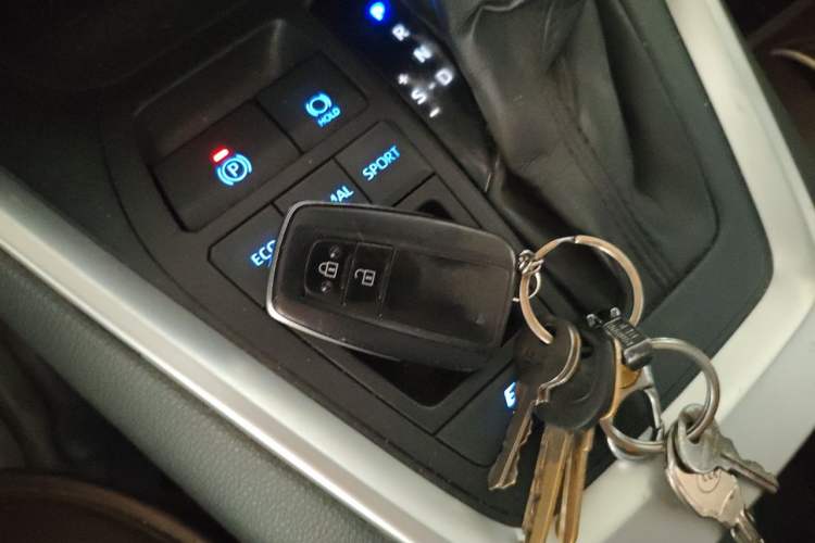 Used Toyota RAV4 2020 Dual-Engine 2.5L E-CVT Two-Wheel Drive Elite Edition Vehicle Key