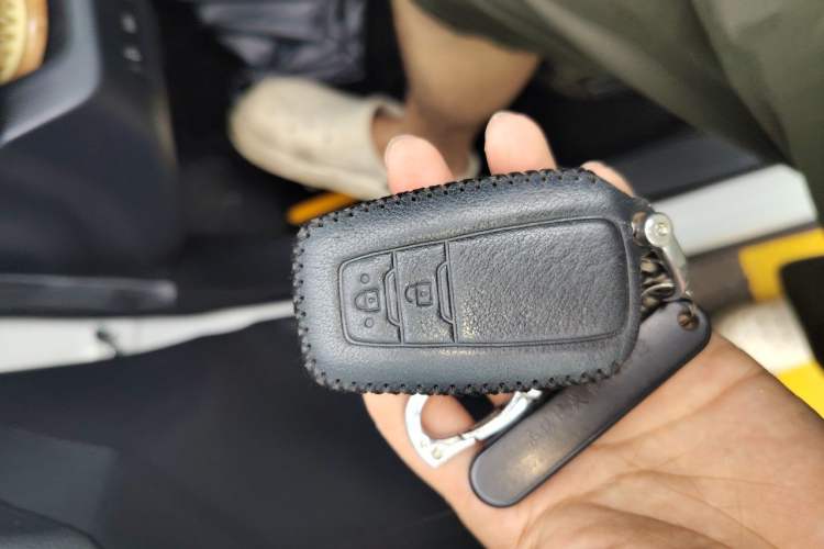 Used Toyota RAV4 2020 Dual-Engine 2.5L E-CVT Two-Wheel Drive Elite Edition Vehicle Key