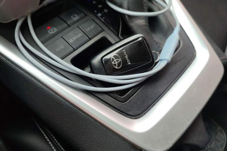 Used Toyota RAV4 2020 2.0L CVT Two-Wheel Drive Fashion Edition Vehicle Key