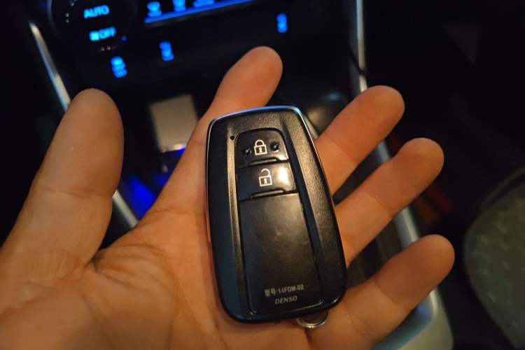 Used Toyota RAV4 2020 Dual-Engine 2.5L E-CVT 4x4 Elite PLUS Edition Vehicle Key